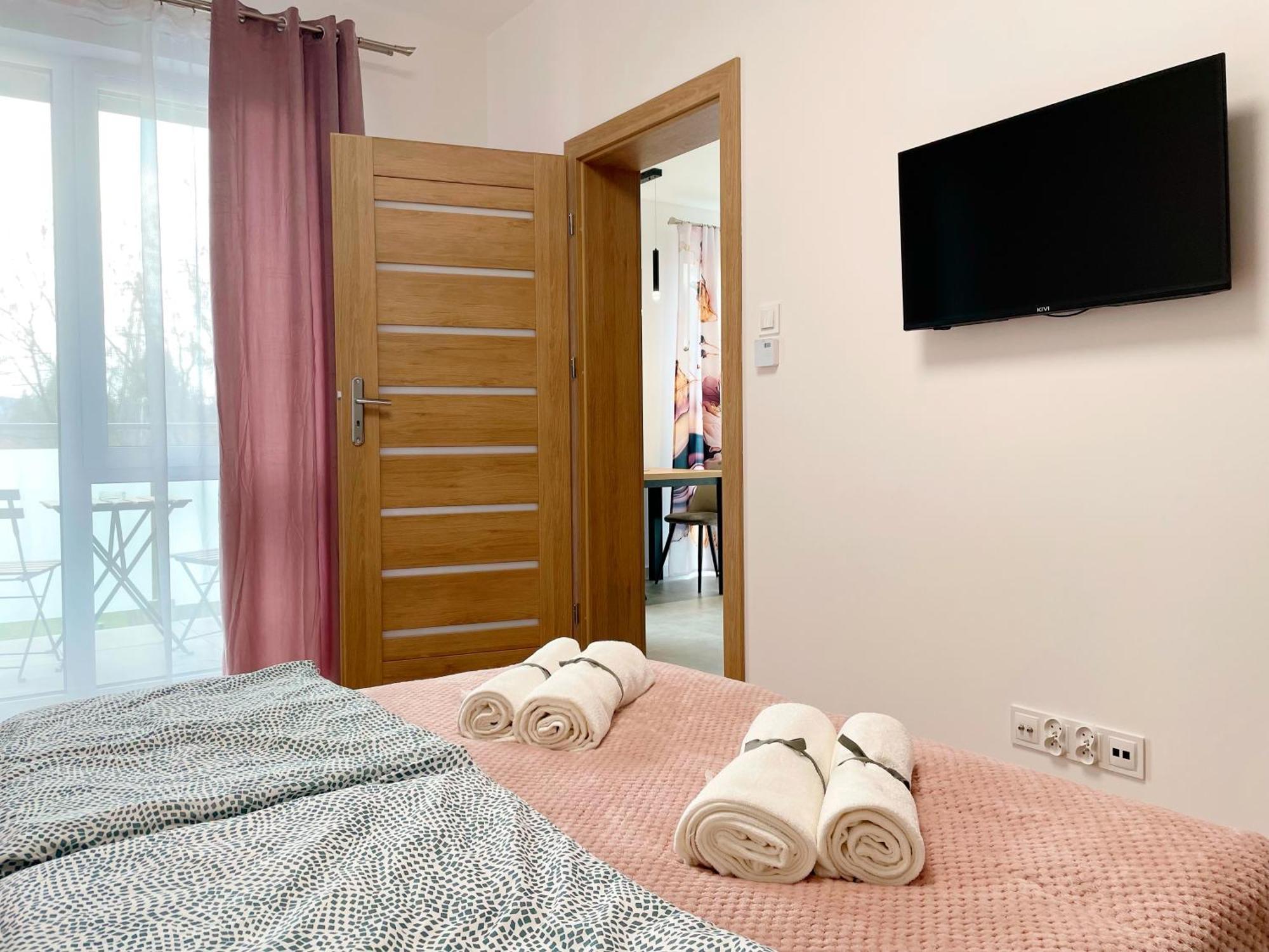 Premium - Red Rose - Self Check-in Apartment
